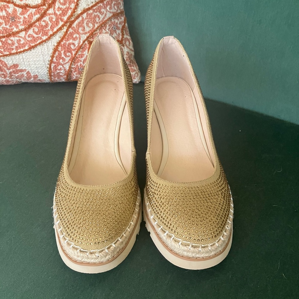 Women's woven wedge shoes light tan with gold glitters / Size EU39